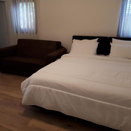 Отель Etty'S House Petach Tikva Экстерьер фото