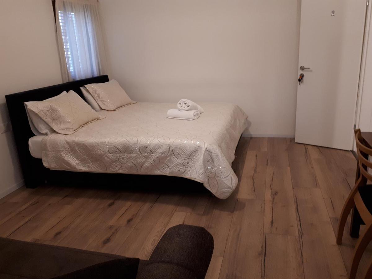 Отель Etty'S House Petach Tikva Экстерьер фото